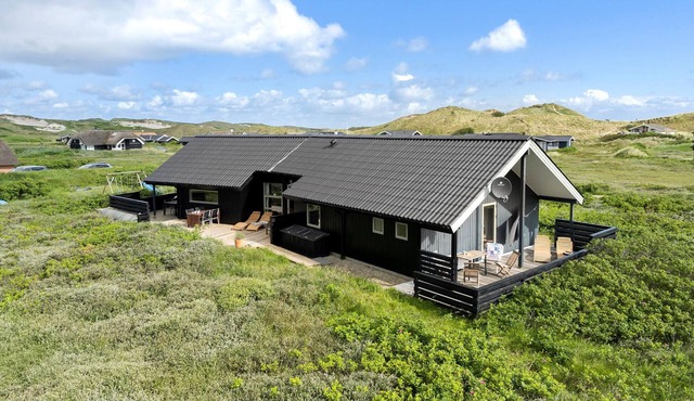 Cozy home in Hvide Sande with WiFi