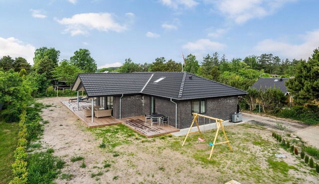 Cozy home in Juelsminde with WiFi