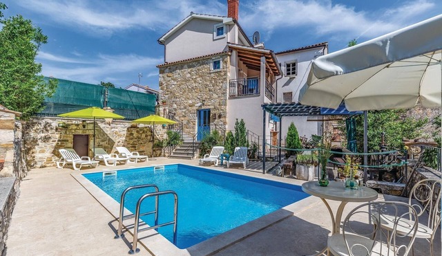 Cozy home in Kamena Vas