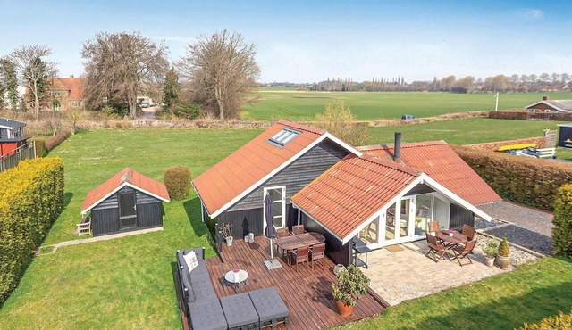 Cozy home in Karrebæksminde with WiFi