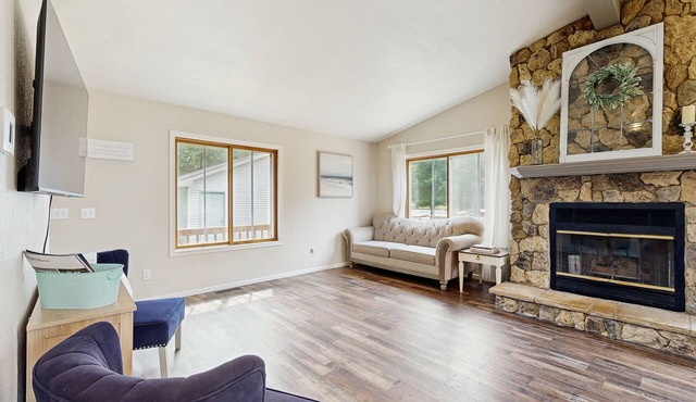 Cozy Home in Lake Arrowhead w/shared amenities such as pools, tennis, & golf