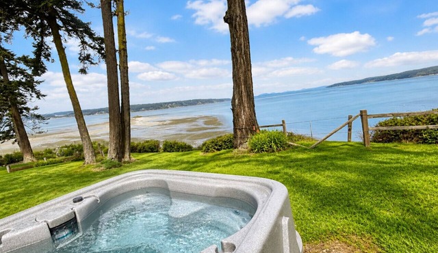 Cozy home in Langley over looking Baby Island + Hot Tub