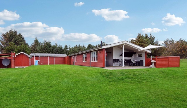 Cozy home in Løkken with kitchen