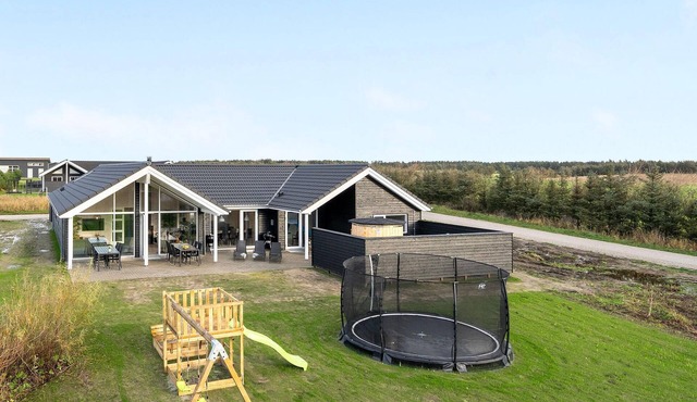 Cozy home in Løkken with sauna