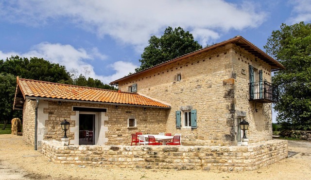 Cozy home in Lonnes with heated swimming pool