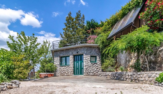 Cozy home in Marinici with WiFi