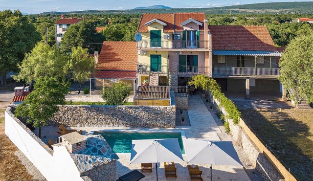 Cozy home in Mirlovic Zagora