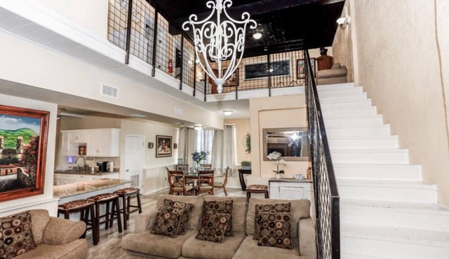 Cozy Home in mid valley, 3 minutes away from outlets.