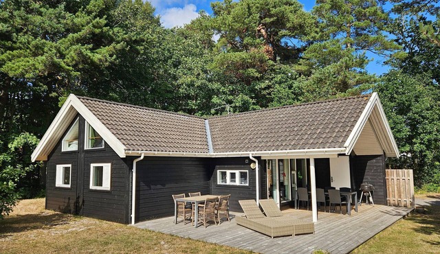 Cozy home in Nexø with sauna