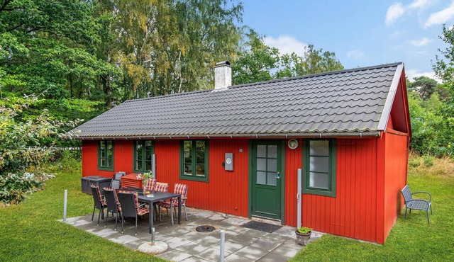 Cozy home in Nexø with WiFi