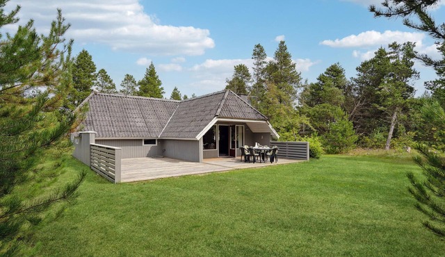 Cozy home in Nørre Nebel with kitchen