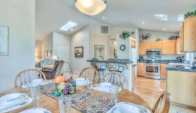 Cozy home in North Sunriver w/hot tub bikes Wi-Fi