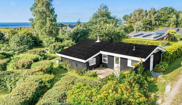 Cozy home in Nysted with house sea view