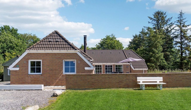 Cozy home in Oksbøl with sauna