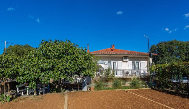 Cozy home in Omisalj with WiFi