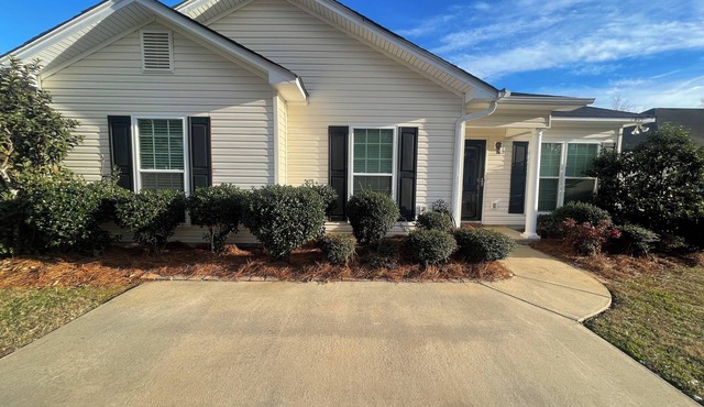 Cozy home in Opelika/Easy interstate access/Short drive to downtown and Auburn.
