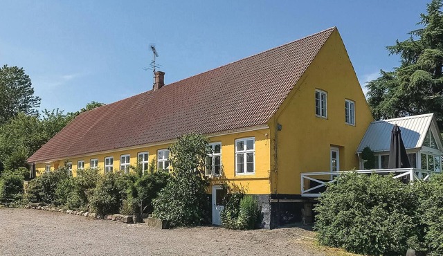 Cozy home in østermarie with WiFi