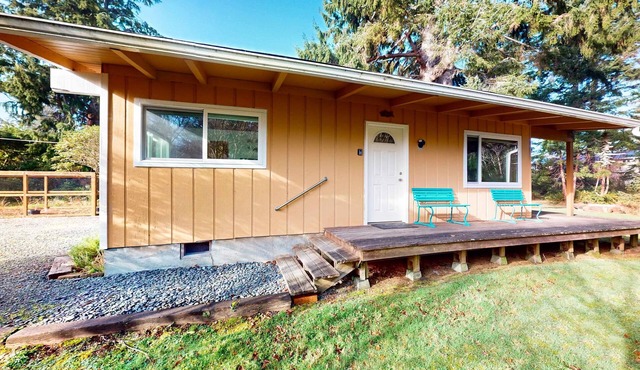 Cozy home in peaceful neighborhood near park beach shops and restaurants