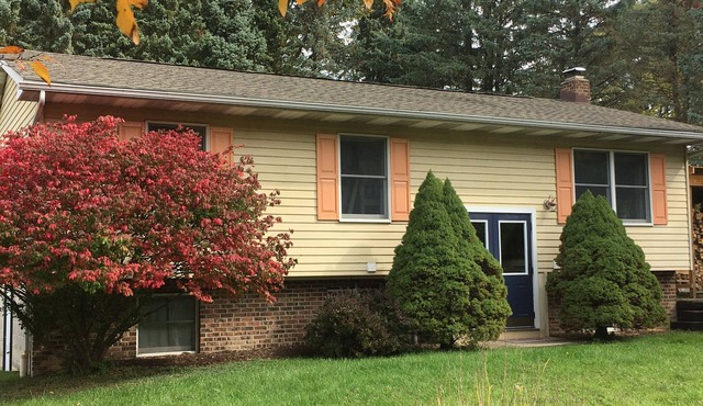 Cozy home in peaceful Boalsburg - Minutes from Beaver Stadium!
