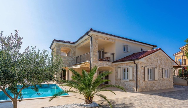 Cozy home in Pinezici with WiFi