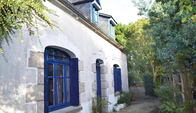 Cozy home in Plourivo with kitchen