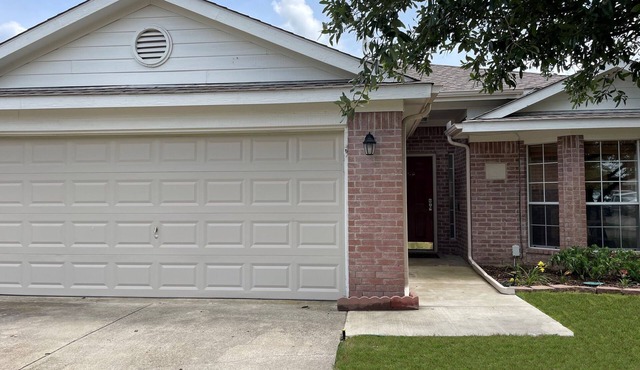 Cozy home in Ponder. Great for families or couples