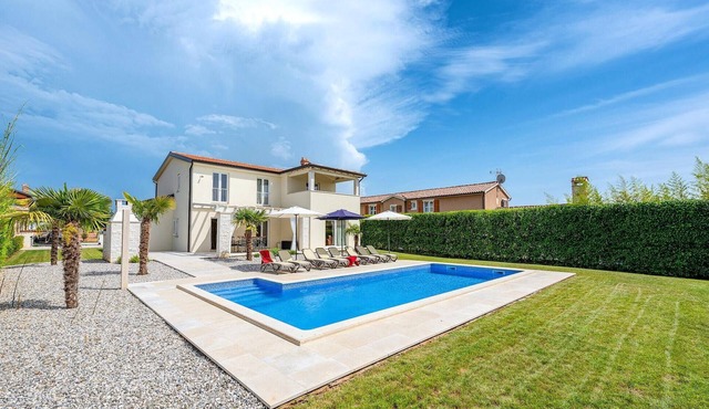 Cozy home in Porec with private swimming pool, can be inside or outside