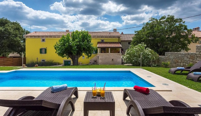 Cozy home in Porec with sauna