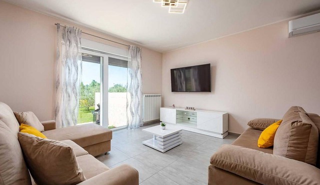 Cozy home in Porec with WiFi