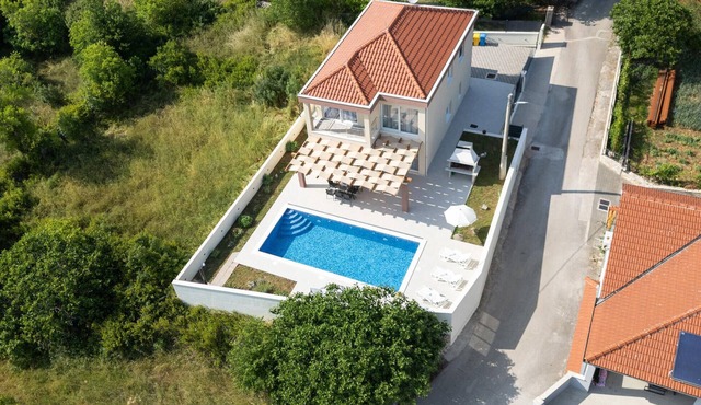 Cozy home in Primorski Dolac