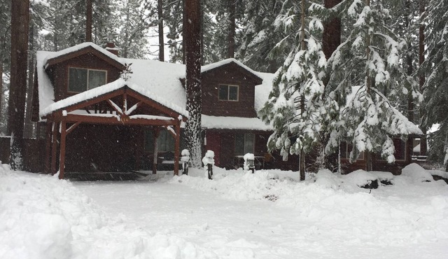 Cozy home in private lakefront gated community. 3 miles from casinos -8 Guests