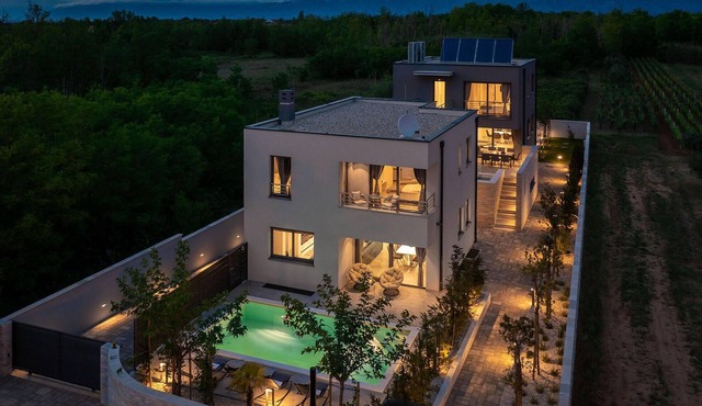 Cozy home in Privlaka with sauna