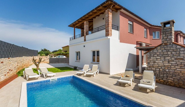 Cozy home in Pula with private swimming pool, can be inside or outside