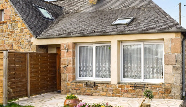 Cozy home in Quemperven with WiFi