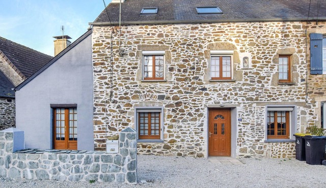 Cozy home in Quettehou with WiFi