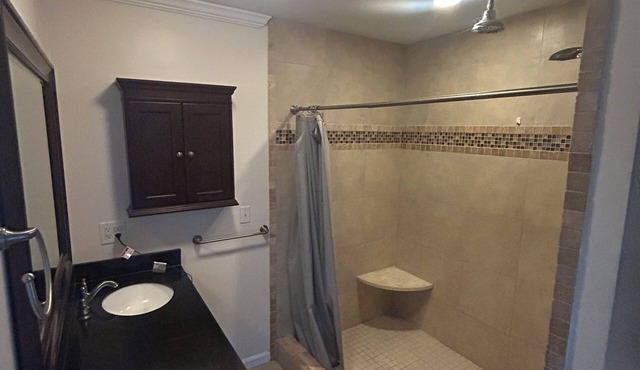 Cozy home in quiet cul-de-sac only 2 miles from Elon college campus.