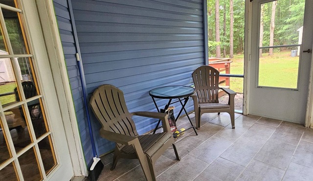 Cozy home in quiet Griffin neighborhood! 5 mins from restaurants and shopping.