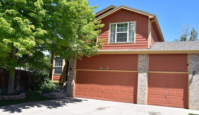 Cozy Home in quiet residential neighborhood with Den and Living room.