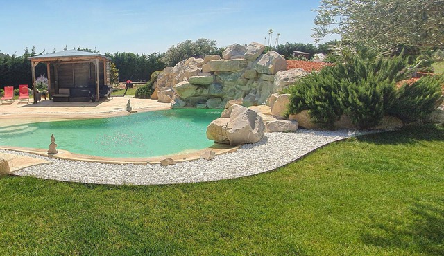 Cozy home in Rochegude with heated swimming pool
