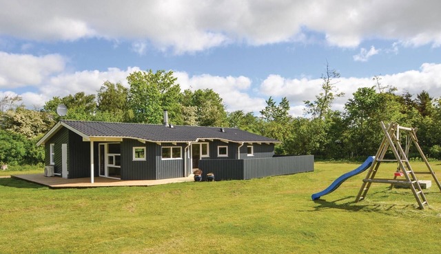 Cozy home in Roslev with WiFi