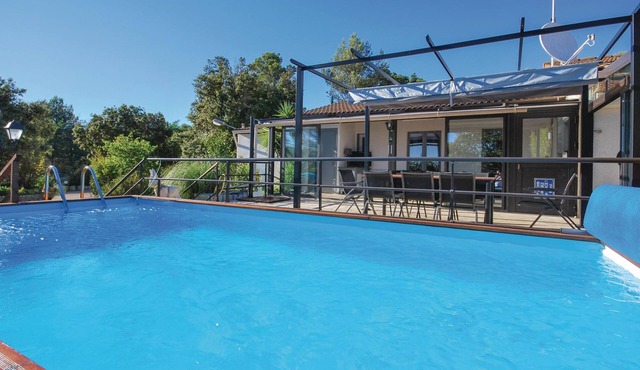Cozy home in Signes with private swimming pool, can be inside or outside