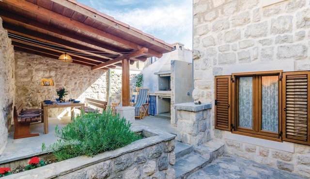 Cozy home in Slano with WiFi