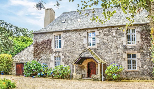 Cozy home in Taulé with kitchen