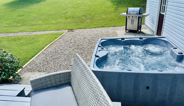 Cozy home in the heart of Hocking Hills * with Hot Tub *