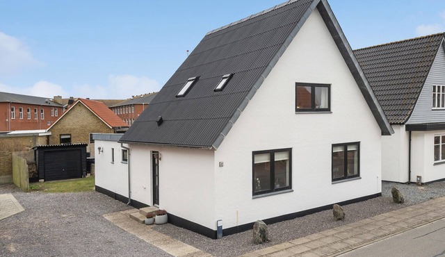 Cozy home in Thyborøn with WiFi