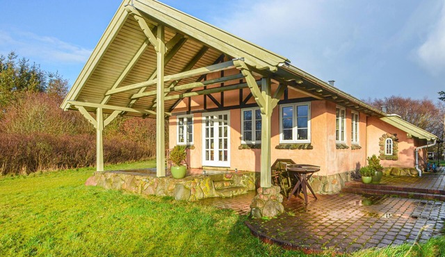 Cozy home in Thyholm with WiFi