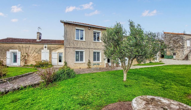 Cozy home in Touvre with WiFi