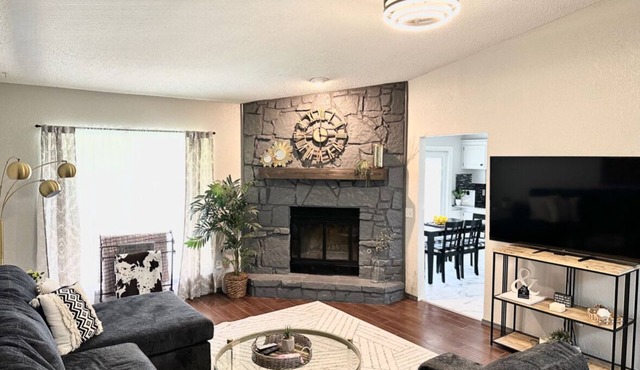 COZY Home in Trails South with coffee bar. Close to OKC/Guthrie, pets welcome!