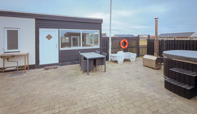 Cozy home in Ulfborg with WiFi