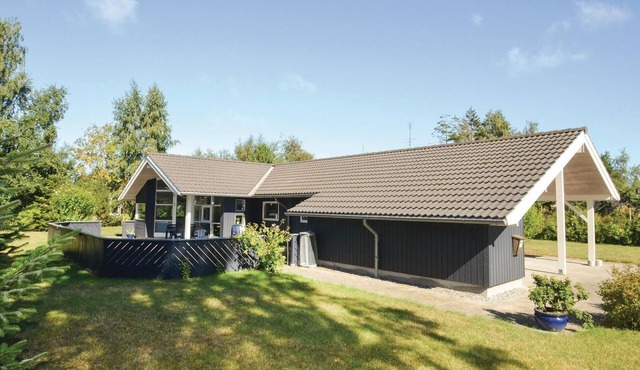 Cozy home in Væggerløse with WiFi